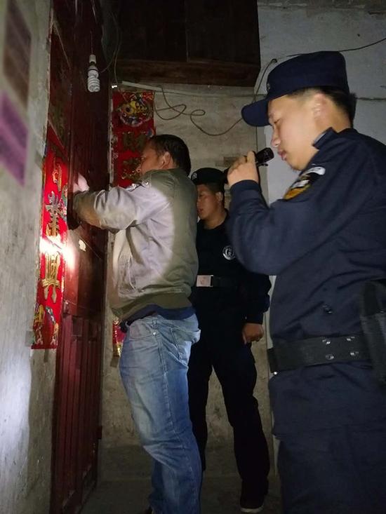 沿河县粗心妈妈误将幼女锁家中 