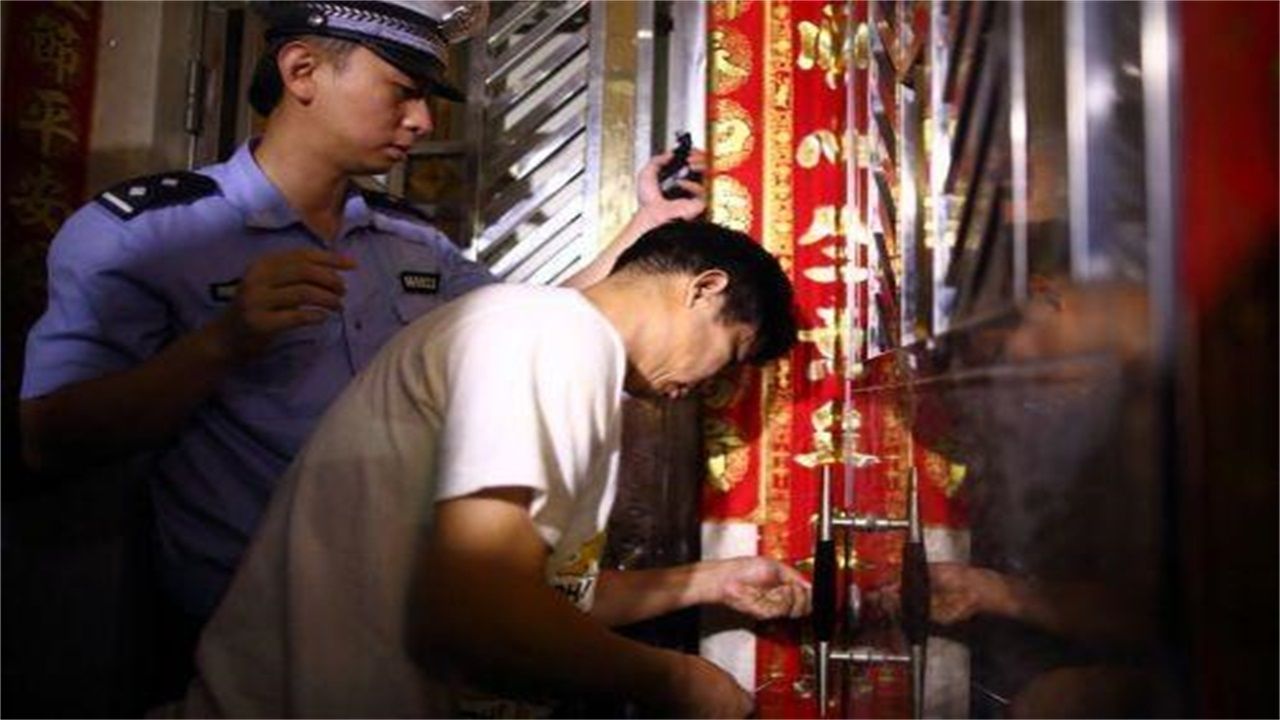 沿河县请开锁师傅开了锁后，师傅